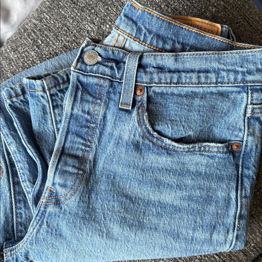 Levi's Classic Blue Jeans with Leather Patch 501 - Picture 2 of 4